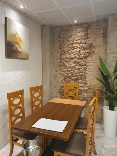 Mesa junto a la pared de piedra en la sala